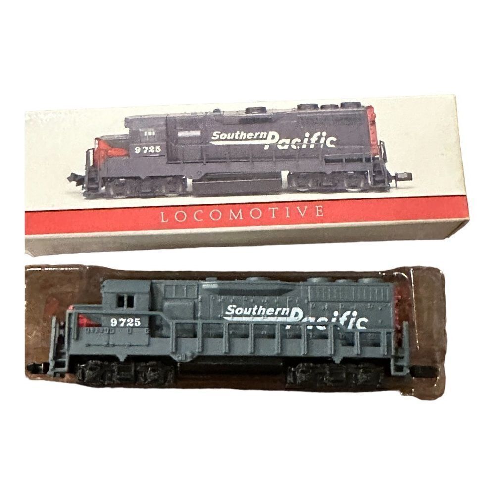 Southern Pacific Locomotive No. 9725 model engine 4" NEW in box. Readers Digest